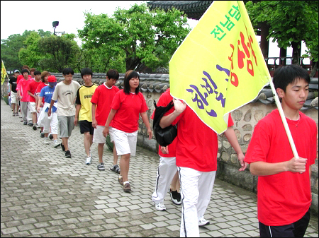 전국 순례 사흘째인 6일 오전 진주성을 둘러보고 있는 전남 담양 한빛고 학생들. 